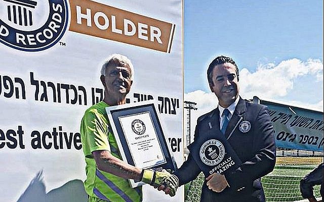 Isaak Hayik (à gauche) reçoit le record du plus vieux joueur de football professionnel actif des mains d’un responsable du Guinness des records. (Facebook)