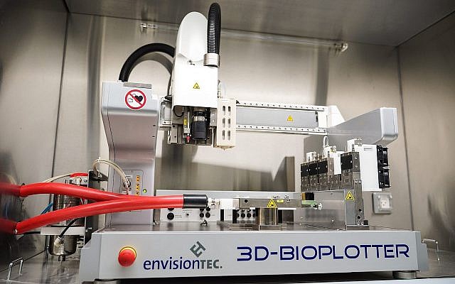 L'imprimante 3D qui permet d'imprimer des biomatériaux, d'une oreille à un vaisseau sanguin, au Technion, à Haïfa. (Crédit : Nitzan Zohar, bureau du porte-parole du Technion)