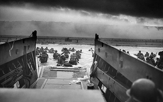 Photographie des troupes américaines avançant dans l'eau d'Omaha Beach, le 6 juin 1944. (Crédit :  National Archives and Records Administration)