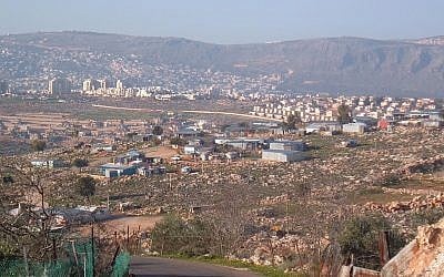 Vue de la ville bédouine Arab al-Naim au premier plan, avec la ville de Carmiel à l'arrière-plan, le 25 février 2006. (Domaine public/Wikipedia)