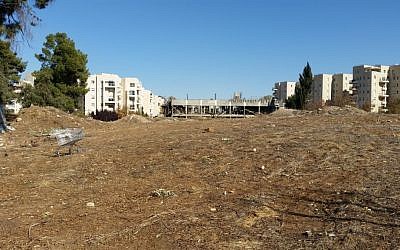 Le site de Jérusalem connu sous le nom de casernes d'Allenby à la fin de l'année 2016 (Crédit :Raphael Ahren/TOI)