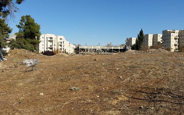 Le site de Jérusalem connu sous le nom de casernes d'Allenby à la fin de l'année 2016 (Crédit :Raphael Ahren/TOI)