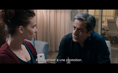 Michal Aviad et Menashe Noy dans Working Woman. (Crédit : capture d'écran YouTube)