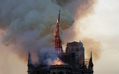 La flèche de la Cathédrale Notre-Dame de Paris, lors de son effondrement lors de l'incendie qui a touché l'édifice, le 15 avril 2019. (Crédit : GEOFFROY VAN DER HASSELT / AFP) La flèche de la Cathédrale Notre-Dame de Paris, lors de son effondrement lors de l'incendie qui a touché l'édifice, le 15 avril 2019. (Crédit : GEOFFROY VAN DER HASSELT / AFP)