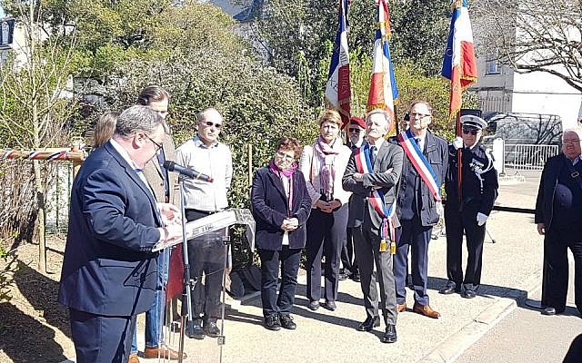 La municipalité d’Auxerre a planté symboliquement ce samedi 30 mars un « arbre républicain » contre l’antisémitisme dans le centre de la ville. (Crédit photo : Guy Férez / Facebook)