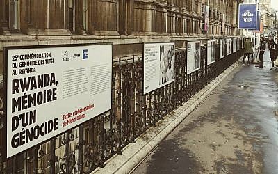 Exposition sur le génocide au Rwanda au Mémorial de la Shoah, à Paris, en avril (Crédit : Mémorial de la Shoah via Facebook)