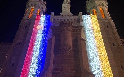 Le 18 avril au soir, la Chapelle Notre-Dame de Jérusalem, située à proximité de la Vielle ville, s’est illuminée du drapeau français suite à l’incendie de Notre-Dame de Paris. (Crédit photo : P. Juan Solana LC / Institut pontifical Notre-Dame de Jérusalem / Facebook)