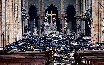 Des débris dans la nef de la cathédrale Notre-Dame de Paris, le 16 avril 2019, un jour après l'incendie qui a touché cet édifice emblématique. (Christophe Petit Tesson / POOL / AFP)