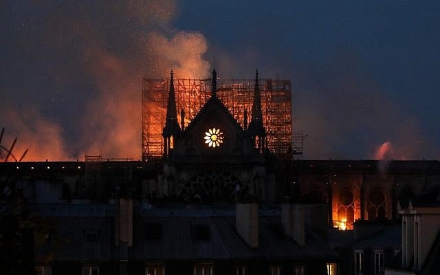 Vue d'ensemble de la cathédrale Notre-Dame de Paris lors de son incendie, le 15 avril 2019. (Crédit photo : LUDOVIC MARIN / AFP)