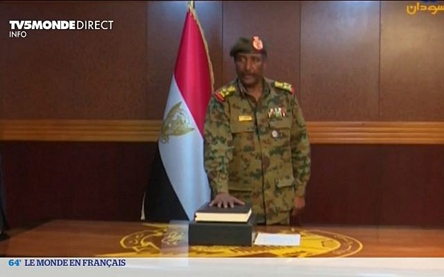 Le général Abdel Fattah al-Burhane, prend la tête de la transition au Soudan en deux jours, est un militaire respecté par ses pairs mais inconnu du grand public. (Crédit : capture d'écran TV5 Monde) Le général Abdel Fattah al-Burhane, prend la tête de la transition au Soudan en deux jours, est un militaire respecté par ses pairs mais inconnu du grand public. (Crédit : capture d'écran TV5 Monde)