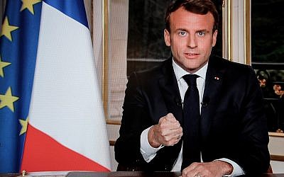 Le président français Emmanuel Macron s'adressant au pays sur la chaîne TF1. Lors de son allocution, il a promis de faire reconstruire la cathédrale Notre-Dame de Paris dans les cinq ans. (Ludovic Marin / AFP)