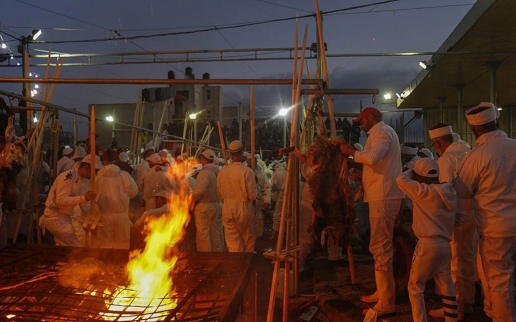 Les Samaritains prennent part au traditionnel sacrifice de la Pâque au mont Garizim, près de la ville de Naplouse, dans le nord de la Cisjordanie, le 18 avril 2019. (Jaafar Ashtiyeh / AFP)