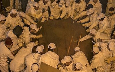 Les Samaritains prennent part au traditionnel sacrifice de la Pâque au mont Garizim, près de la ville de Naplouse, dans le nord de la Cisjordanie, le 18 avril 2019. (Jaafar Ashtiyeh / AFP)