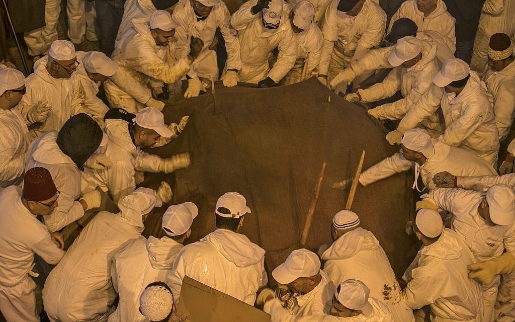 Les Samaritains prennent part au traditionnel sacrifice de la Pâque au mont Garizim, près de la ville de Naplouse, dans le nord de la Cisjordanie, le 18 avril 2019. (Jaafar Ashtiyeh / AFP)
