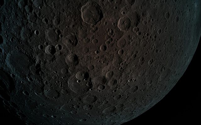 La sonde spatiale Bereshit a pris cette photo de la surface de la lune à une altitude de seulement 440 kilomètres lors d'une manoeuvre de capture lunaire, le 4 avril 2019. (Crédit : Bereshit)