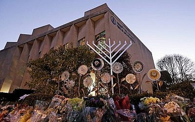 Une menorah est installée à l'extérieur de la synagogue Tree of Life en préparation d'un office au coucher du soleil, pour la première nuit de Hanoukka le dimanche 2 décembre 2018, dans le quartier Squirrel Hill de Pittsburgh. Un homme armé a tiré et tué 11 personnes alors qu'elles priaient le samedi 27 octobre 2018 au temple. (AP Photo/Gene J. Puskar)