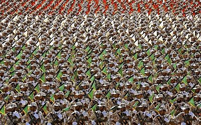 Les membres des Gardiens de la Révolution durant une parade militaire au mausolée de l'Ayatollah Khomeini, en périphérie de Téhéran,le 22 septembre 2019. (Crédit : AP/ Ebrahim Noroozi)