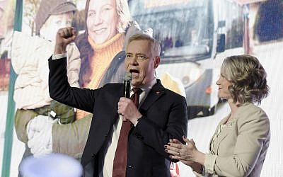 Le président du parti social-démocrate finnois Antti Rinne aux côtés de son épouse Heta Ravolainen-Rinne, à droite, lors des résultats des élections parlementaires au siège du parti à Helsinki, en Finlande, le 14 avril 2019 (Crédit : Antti Aimo-Koivisto/Lehtikuva via AP)