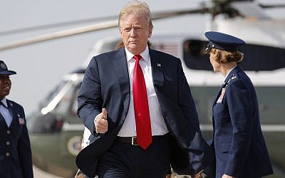 Le président Donald Trump lève le pouce au moment d'embarquer à bord d'Air Force One, sur la base aérienne d'Andrews, dans le Maryland, le 18 avril 2019. (Crédit : AP/Pablo Martinez Monsivais)