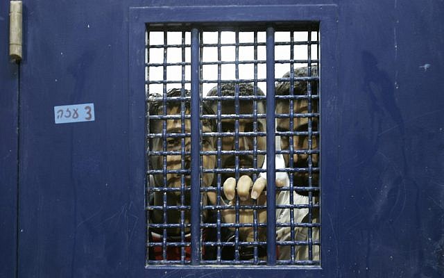 Des prisonniers palestiniens dans leur cellule avant leur libération de la prison de Ketziot, dans le sud d'Israël, le 1er octobre 2007. (Crédit : AP Photo/Ariel Schalit) Des prisonniers palestiniens dans leur cellule avant leur libération de la prison de Ketziot, dans le sud d'Israël, le 1er octobre 2007. (Crédit : AP Photo/Ariel Schalit)
