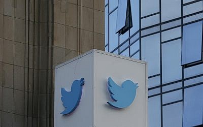 Un logo Twitter aux abords du siège du géant des réseaux sociaux à San Francisco, le 26 octobre 2016 (Crédit : Jeff Chiu/AP)