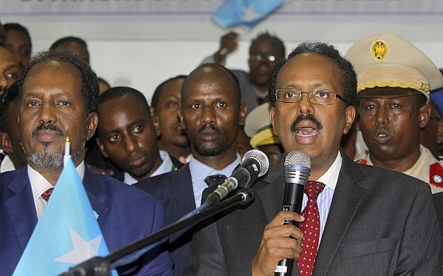 Le nouveau président somalien Mohamed Abdullahi Farmajo, à droite, à côté du président sortant Hassan Sheikh Mohamud, à gauche, devant les journalistes après sa victoire lors des élections à Mogadiscio, en Somalie, le 8 février 2017 (Crédit : AP Photo/Farah Abdi Warsameh) Le nouveau président somalien Mohamed Abdullahi Farmajo, à droite, à côté du président sortant Hassan Sheikh Mohamud, à gauche, devant les journalistes après sa victoire lors des élections à Mogadiscio, en Somalie, le 8 février 2017 (Crédit : AP Photo/Farah Abdi Warsameh)
