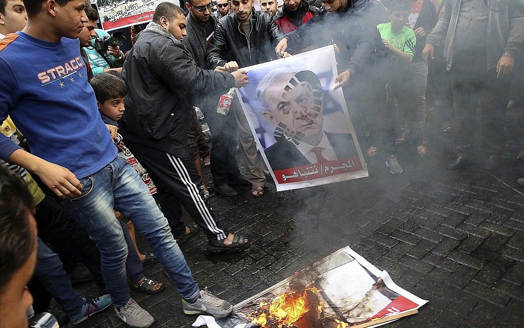 Des partisans du Hamas brûlent une photo du Premier ministre Benjamin Netanyahu lors d'une manifestation contre la décision du président américain Donald Trump de reconnaître Jérusalem comme capitale d'Israël, dans le camp de réfugiés de Jebaliya, bande de Gaza, le 8 décembre 2017. (AP Photo/Adel Hana)