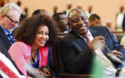 Le président d'Afrique du Sud, Cyril Ramaphosa, (à droite), et la ministre des Affaires internationales, Lindiwe Sisulu, à Kigali, Rwanda, le mardi 21 mars 2018. (AP Photo)