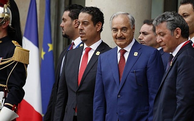 Le dirigeant libyen Marshall Khalifa Haftar, (3e à gauche) à l'issue d'une conférence internationale sur la Libye au Palais de l'Elysée, à Paris, le 29 mais 2019. (Crédit : AP/Francois Mori) Le dirigeant libyen Marshall Khalifa Haftar, (3e à gauche) à l'issue d'une conférence internationale sur la Libye au Palais de l'Elysée, à Paris, le 29 mais 2019. (Crédit : AP/Francois Mori)