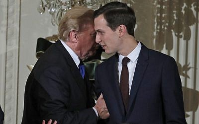 Le président Donald Trump échange avec le haut-conseiller de la Maison Blanche Jared Kushner après une réception à la Maison Blanche, le 7 décembre 2017 (Crédit :  AP /Alex Brandon)