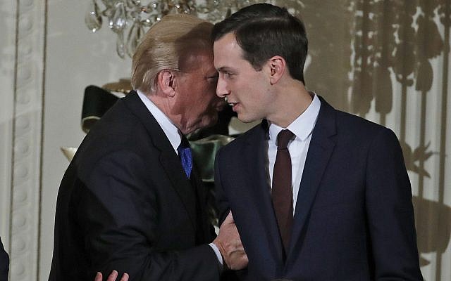 Le président Donald Trump échange avec le haut-conseiller de la Maison Blanche Jared Kushner après une réception à la Maison Blanche, le 7 décembre 2017 (Crédit : AP /Alex Brandon) Le président Donald Trump échange avec le haut-conseiller de la Maison Blanche Jared Kushner après une réception à la Maison Blanche, le 7 décembre 2017 (Crédit : AP /Alex Brandon)