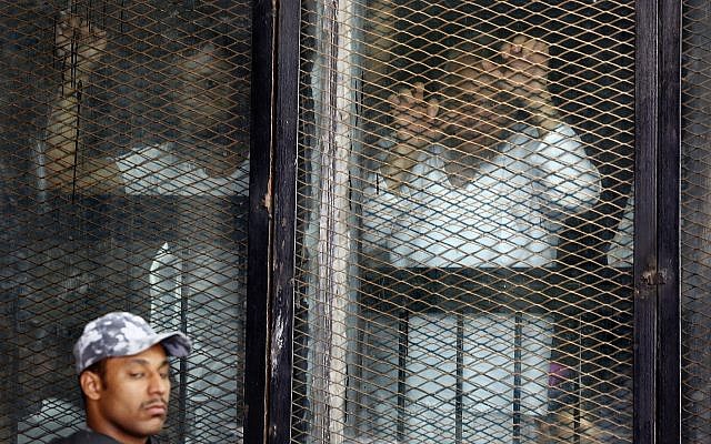 Illustration : des accusés égyptiens attendent leur condamnation depuis une cellule en verre insonorisée, dans le tribunal improvisé de la prison de Tora, au Caire, le 28 juillet 2018. (Crédit : AP/Amr Nabil) Illustration : des accusés égyptiens attendent leur condamnation depuis une cellule en verre insonorisée, dans le tribunal improvisé de la prison de Tora, au Caire, le 28 juillet 2018. (Crédit : AP/Amr Nabil)