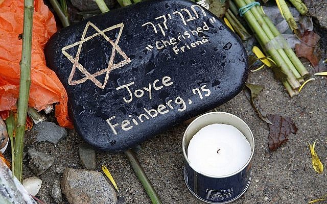 Une pierre à un mémorial artisanal aux abords de la synagogue Tree of Life à la mémoire des 11 fidèles tués le 27 octobre 2018 alors qu'ils assistaient à un service dans le quartier de Squirrel Hill, à Pittsburgh. Le 1er novembre 2018 (Crédit :  AP Photo/Gene J. Puskar)