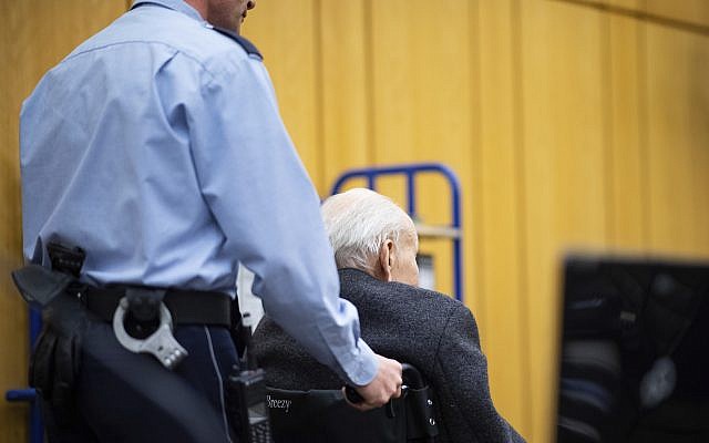 Johann Rehbogen, ancien SS, est accusé de centaines de chefs d'accusation de meurtre pour complicité de meurtre présumé au cours des années où il a servi de gardien au camp de concentration nazi de Stutthof, est en fauteuil roulant au début du troisième jour de son procès devant le tribunal régional de Münster, Allemagne de l'Ouest, le mardi 13 novembre 2018. (Crédit : Guido Kirchner / POOL via AP)