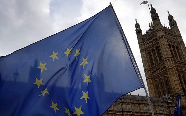 Le drapeau européen devant le parlement de Londres, le 5 décembre 2018. (Crédit : AP Photo/Kirsty Wigglesworth) Le drapeau européen devant le parlement de Londres, le 5 décembre 2018. (Crédit : AP Photo/Kirsty Wigglesworth)