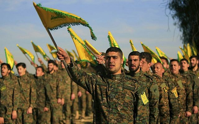 Des combattants du Hezbollah brandissent des drapeaux lors d'une commémoration de Sheik Abbas al-Mousawi, leader du mouvement été tué dans une frappe aérienne israélienne en 1992, dans le village de Tefahta, dans le sud du Liban, le 13 février 2016. (Crédit : Mohammed Zaatari/AP)