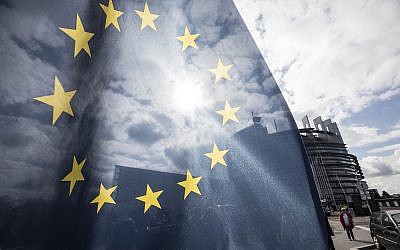 Le drapeau européen devant le parlement européen, à Strasbourg, le 26 mars 2019. (Crédit : AP Photo/Jean-Francois Badias) Le drapeau européen devant le parlement européen, à Strasbourg, le 26 mars 2019. (Crédit : AP Photo/Jean-Francois Badias)