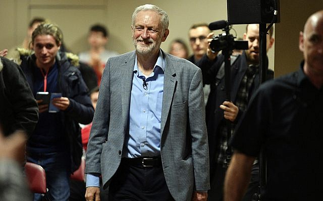Jeremy Corbyn, dirigeant du Labour, arrive au Newport Center, à Newport, dans le sud du Pays de Galles, à l’occasion d'un rassemblement en soutien à la future candidate parlementaire Ruth Jones, candidate à l'élection partielle de Newport West, le 30 mars 2019. (Ben Birchall / PA via AP)