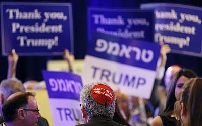 Un membre du public porte une kippa "Make America Great Again' avant l'allocution du président Donald Trump lors de la rencontre annuelle de la Republican Jewish Coalition  à Las Vegas, le samedi 6 avril 2019 (Crédit : AP Photo/John Locher)