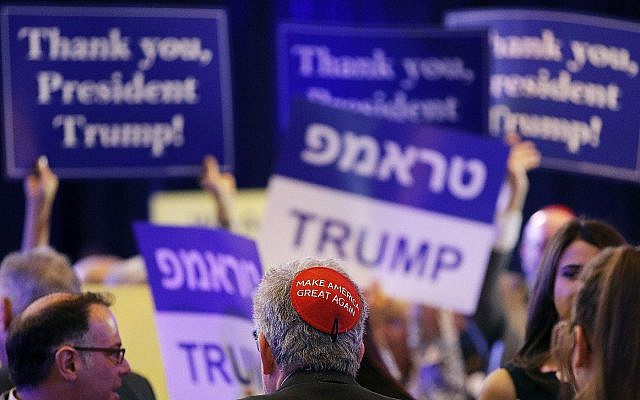 Un membre du public porte une kippa "Make America Great Again' avant l'allocution du président Donald Trump lors de la rencontre annuelle de la Republican Jewish Coalition à Las Vegas, le samedi 6 avril 2019 (Crédit : AP Photo/John Locher) Un membre du public porte une kippa "Make America Great Again' avant l'allocution du président Donald Trump lors de la rencontre annuelle de la Republican Jewish Coalition à Las Vegas, le samedi 6 avril 2019 (Crédit : AP Photo/John Locher)