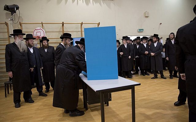 Un bureau de vote dans la ville de Bnei Brak, en Israël, le 9 avril 2019 (Crédit :  AP Photo/Oded Balilty)