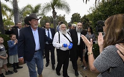 Le maire de Poway, Steve Vaus (à gauche), accompagne le rabbin Yisroel Goldstein lors d'une conférence de presse à la synagogue Habad de Poway, le dimanche 28 avril 2019, à Poway, Californie. (AP Photo/Denis Poroy)