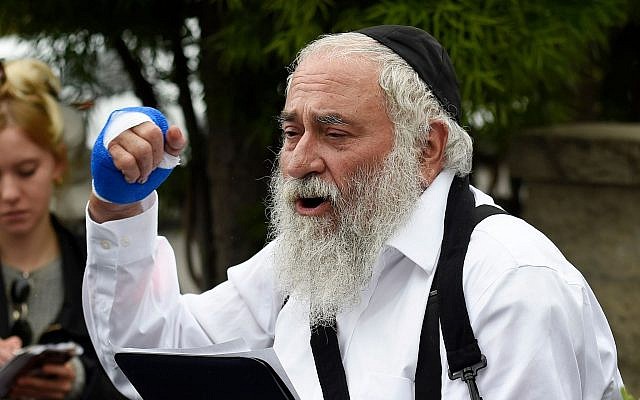 Le rabbin Yisroel Goldstein prend la parole lors d'une conférence de presse à la synagogue Habad de Poway, le 28 avril 2019, à Poway, en Californie. (AP Photo/Denis Poroy) Le rabbin Yisroel Goldstein prend la parole lors d'une conférence de presse à la synagogue Habad de Poway, le 28 avril 2019, à Poway, en Californie. (AP Photo/Denis Poroy)