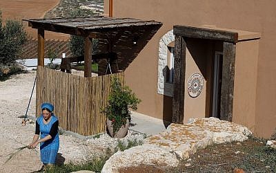 Moria Shapira, propriétaire d'un appartement  Airbnb, dans l'avant-poste d' Adei Ad, au nord du village palestinien d' al-Mughayyir près de Ramallah, en Cisjordanie, le 20 novembre 2018 (Crédit :  Menahem Kahana/AFP)