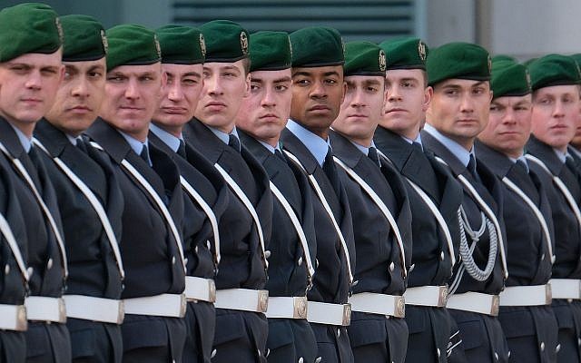 Les soldats de la Bundeswehr lors de la visite d'Etat d'un dirigeant étranger à la Chancellerie de Berlin, en Allemagne, le 13 mars 2019 (Crédit : Sean Gallup/Getty Images via JTA)