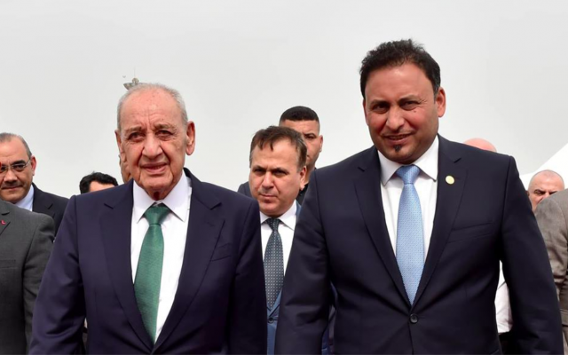 Nabih Berry (à gauche), président du Parlement libanais, à son arrivée dimanche à l'aéroport de Bagdad. (Crédit photo : Nabih Berry/Facebook)