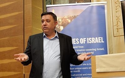 Le chef du parti du Labour Avi Gabbay lors d'un événement parrainé en partie par le Times of Israel, le 31 mars 2019 (Crédit :  Melanie Lidman/Times of Israel)