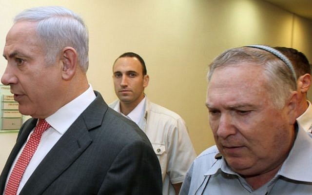Le Premier ministre Benjamin Netanyahu (à gauche) avec son chef de cabinet de l'époque Natan Eshel, le 28 août 2011. (Crédit : Amit Shabi/pool/Flash90/File)