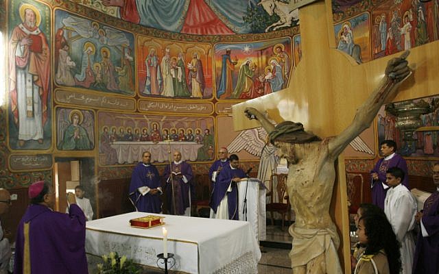 Le patriarche latin de Jérusalem Fuad Twal, le chef de l'église catholique romaine en terre sainte, lors d'une messe d'avant Noël à l'église latine de Gaza, le 16 décembre 2012 (Crédit :  Abed Rahim Khatib/Flash90)