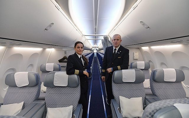 Photo d'illustration : Des membres de l'équipage d'un Boeing 737-900ER d'El Al à l'aéroport international Ben-Gurion, le 23 octobre 2013 (Crédit : Yossi Zeliger/FLASH90) Photo d'illustration : Des membres de l'équipage d'un Boeing 737-900ER d'El Al à l'aéroport international Ben-Gurion, le 23 octobre 2013 (Crédit : Yossi Zeliger/FLASH90)